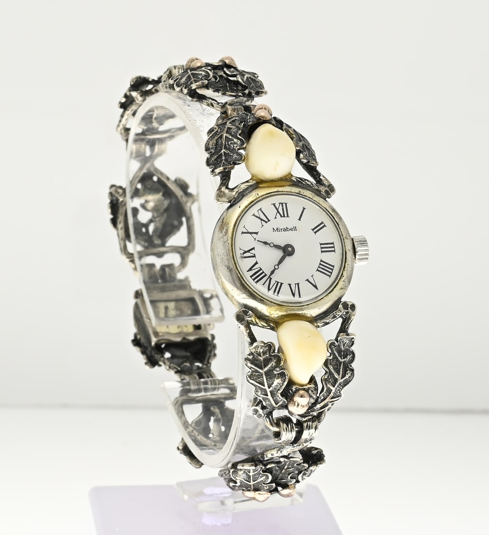 Silver watch, hunting jewelry: Silver watch, 835/000, with oak leaves, gilded acorns, and teeth. The mechanical watch, Maribell ø 22 mm., has a white dial. Length 19.5 cm. Working, in good condition.