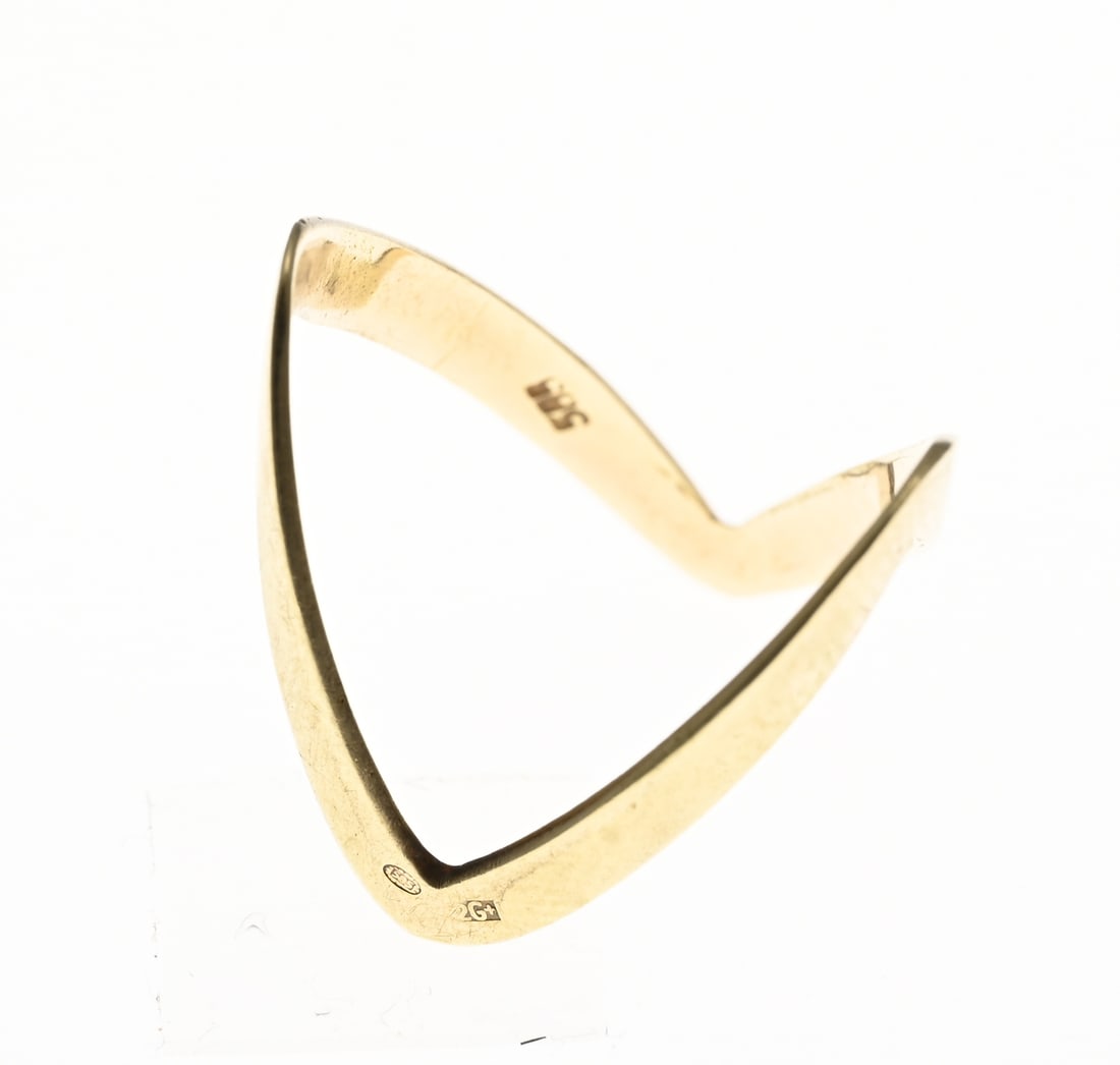 Gold V-ring: Yellow gold ring, 585/000, entirely V-shaped. Width 19 mm. ø 53-54. Approx. 2.3 grams. In good condition.