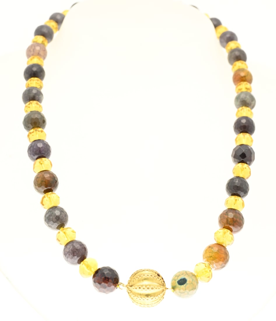 Collier hematite: Necklace of faceted and round hemati beads, ø 8-10mm. Attached to a large oval yellow gold clasp, 585/000, with ornate ribbing. The necklace features 2 other dark beads. Length 46 cm. In good