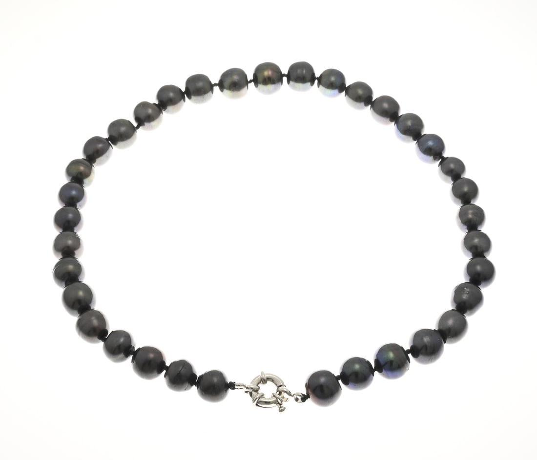 Necklace of black freshwater pearls: Necklace of black freshwater pearls, ø 12 mm, knotted and attached to a white metal spring eye, ø 12.5 mm. Length 48 cm. New.
