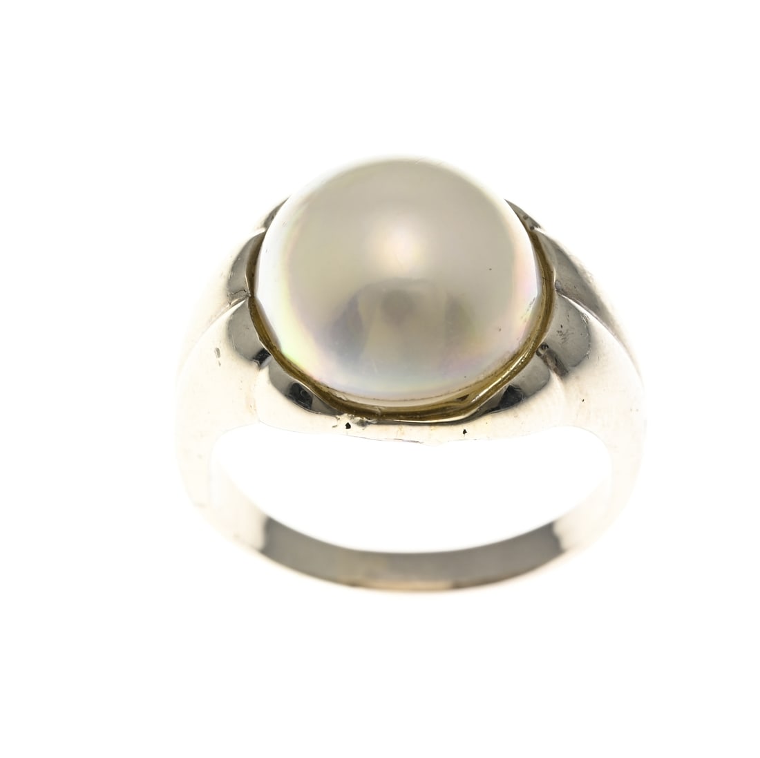 White gold ring with pearl: Exceptional White Gods ring, 585/000, with a large South Sea pearl. Ring with an ornate band set with half a South Sea pearl. Head width 15 mm. ø 59 mm. approx. 9.6 grams. In very good condition.