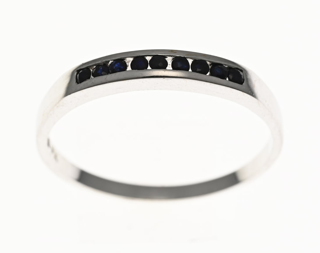 White gold tiered ring with sapphire: White gold ring, 585/000, with a rail set with 9 round faceted sapphires, slightly damaged. Width 3 mm. ø 59. Approx. 2.0 grams. In good condition.