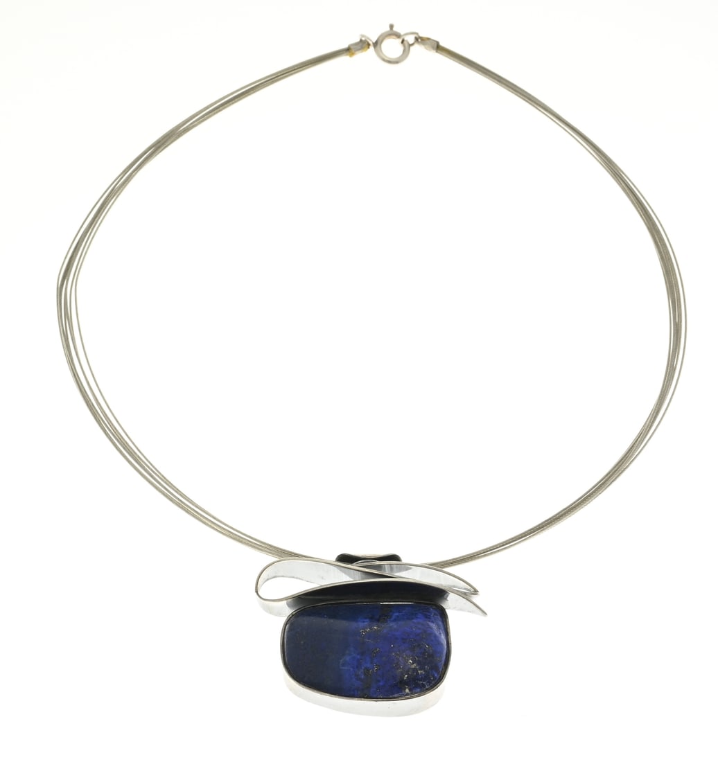 Silver bangle with pendant with lapis lazuli: Silver bangle with pendant, 925/000, with lapis lazuli. Bangle with 7 rows featuring a zigzag-shaped pendant set with an oval-contoured cabochon-cut lapis lazuli stone. Pendant size 41x32mm. Approx. 2