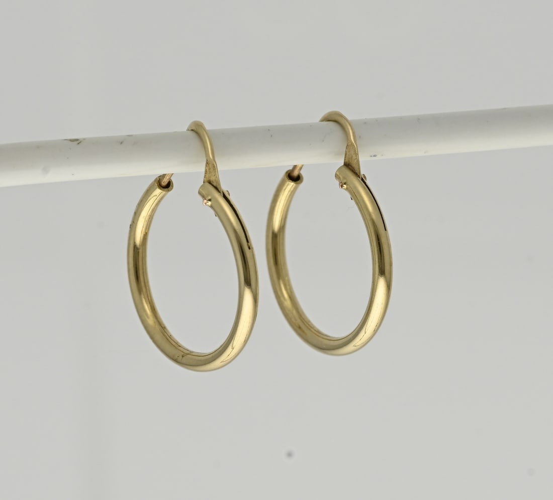 Gold hoop earrings: Yellow gold hoop earrings, 585/000, made from a round tube, ø 1.7 mm, with hinged post. ø 17.5 mm, approx. 1.3 grams. In good condition.
