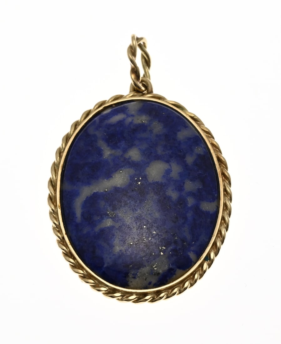 Gold pendant with lapis lazuli: Large yellow gold pendant, 585/000, with lapis lazuli. Large oval pendant featuring a twisted rim and a twisted bail, set with a large lapis lazuli. Pendant size 55x35mm. Approx. 18.0 grams. In very