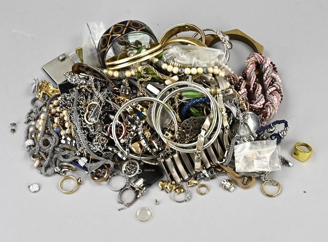 Lot of various jewelry: Lot with various pieces of jewelry including bracelets, necklaces, rings, brooches, and a pocket watch. Pearls with, among others, a silver clasp. In reasonably good condition.