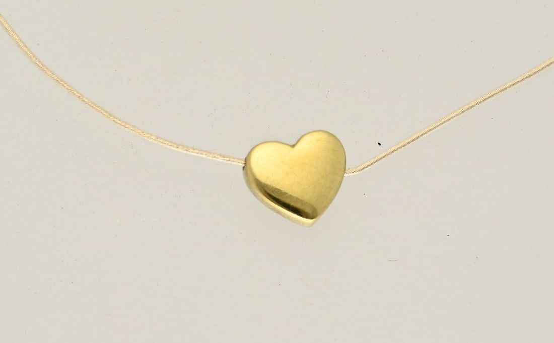 Necklace with pendant from Esprit: Necklace with heart, 333/000, marked Esprit with a small diamond in the tag. Necklace slightly curled. Length 42 cm. Approx. 1.4 grams. In good condition.