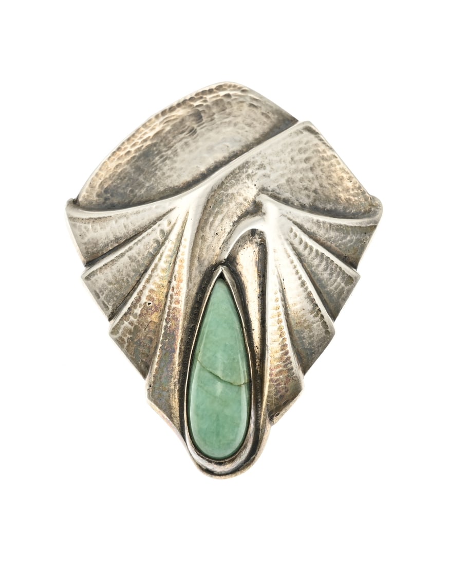 Silver brooch, Fons Reggers 1925-1934: Silver designer brooch by Fons Reggers, 1886-1962, kite-shaped with a hammered finish and set with a pear-shaped cabochon-cut chrysoprase stone. Break in stone. Amsterdam, ca. 1930. Size 39x54mm. appr