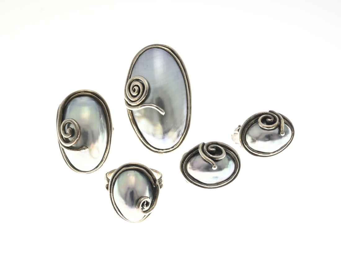 Lot of silver jewelry with 3 rings and ear clips: Lot of silver jewelry, 925/000, with 3 rings and a pair of stud earrings, including one featuring an Osmena pearl. Oval model in a silver bezel with spiral silver detailing. Head size 21-40 mm. ø 52-