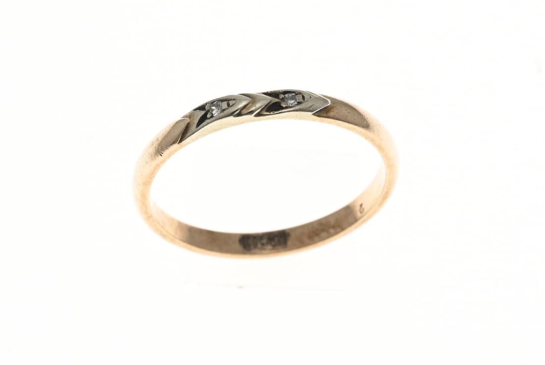 Gold ring with 2 small diamonds (Russian): Yellow gold ring, 583/000, ball model with a white gold element set with 2 single-cut diamonds. Width 2 mm. ø 51. Approx. 1.3 grams. In good condition.