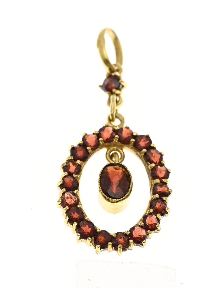 Gold pendant with garnet: Yellow gold pendant, 585/000, with garnets. Pendant with an oval rim fully set with faceted garnets and decorated in the center with a small pendant featuring an oval faceted garnet. 31x13mm. Approx.
