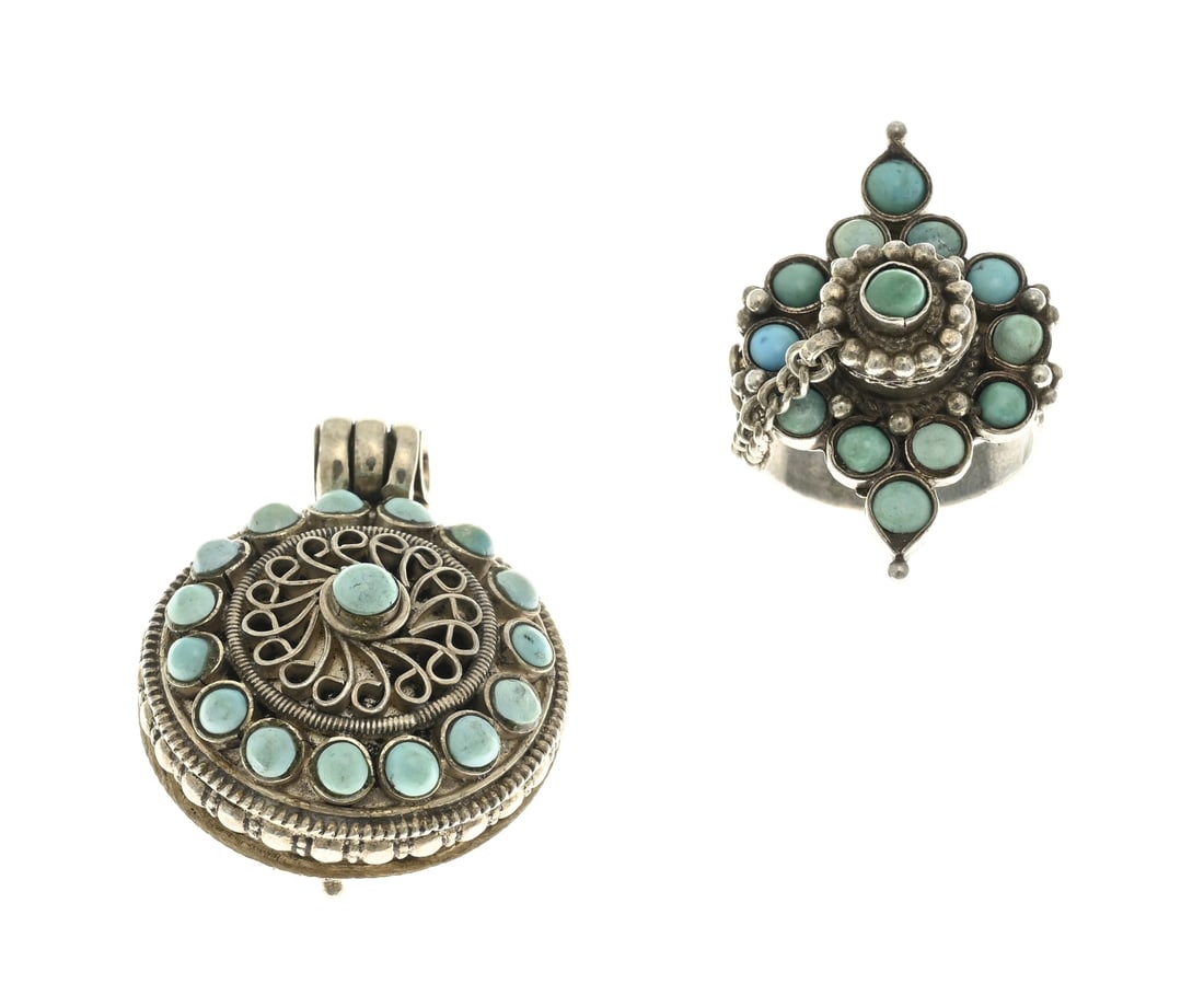 Silver pendant and ring with turquoise: Silver pendant and ring, 925/000, with turquoise. Pendant, with holder, set with turquoise stones, ø 31 mm., and a ring with a marquise-shaped head set with turquoise stones and a holder with a cap.