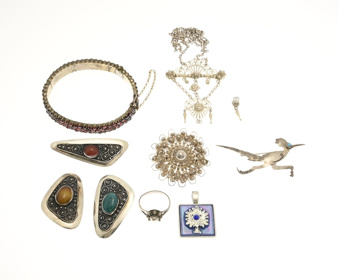 Miscellaneous lot (including brooches) (1 of 1)