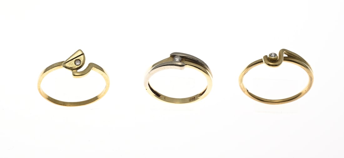 3 Gold rings: Lot of three yellow gold rings, 585/000, with diamonds. 3 fancy rings, 1 decorated with a piece of white gold and all set with a small brilliant-cut diamond. Size ø49 and 2xø 53. As new. Total appro