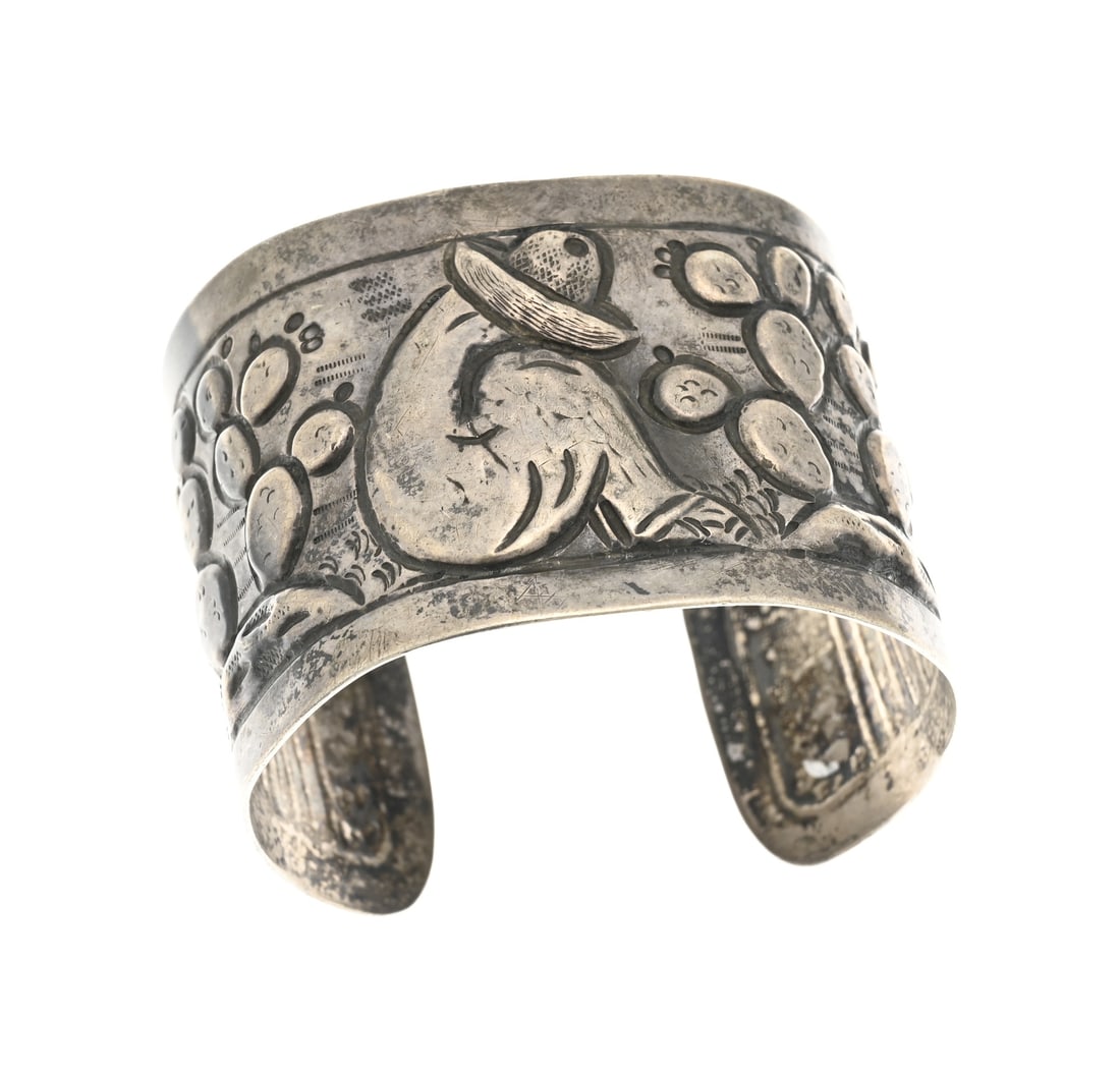 Silver cuff bracelet: Silver cuff bracelet, 900/000, wide model with a depiction of cacti and a seated Mexican figure. Marked Mexico. Width 42 mm. Approx. 49.3 grams. In good condition.