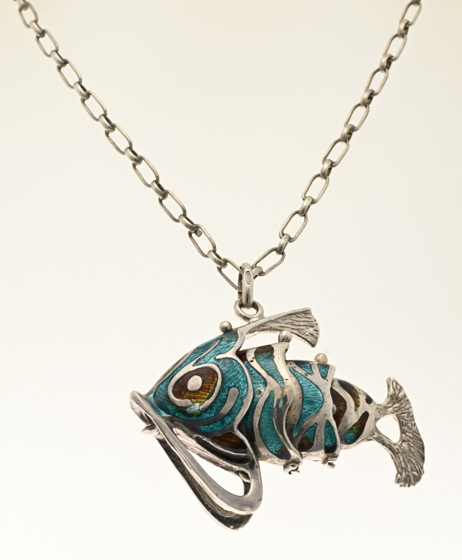 Silver necklace and pendant, fish, with enamel: Silver necklace, 835/000, with pendant, 925/000, in the shape of a fish made of flexible parts decorated with blue and brown enamel work. 45x50mm, including loop. Length 50 cm. Total approx. 32.6