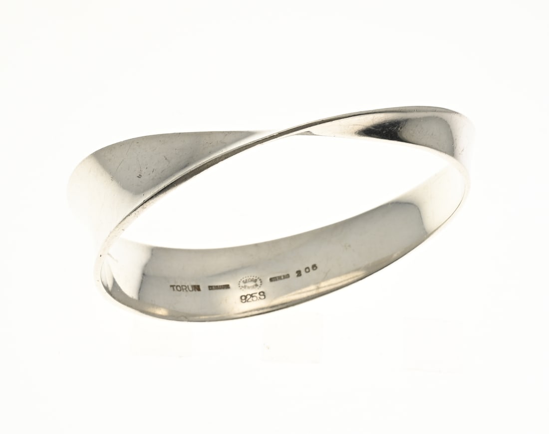 Georg Jensen bangle: Georg Jensen silver bangle, 925/000, with a twist in the band. Width 20 mm. 69x55 mm. Torun Denmark. Approx. 51.8 grams. In good condition.