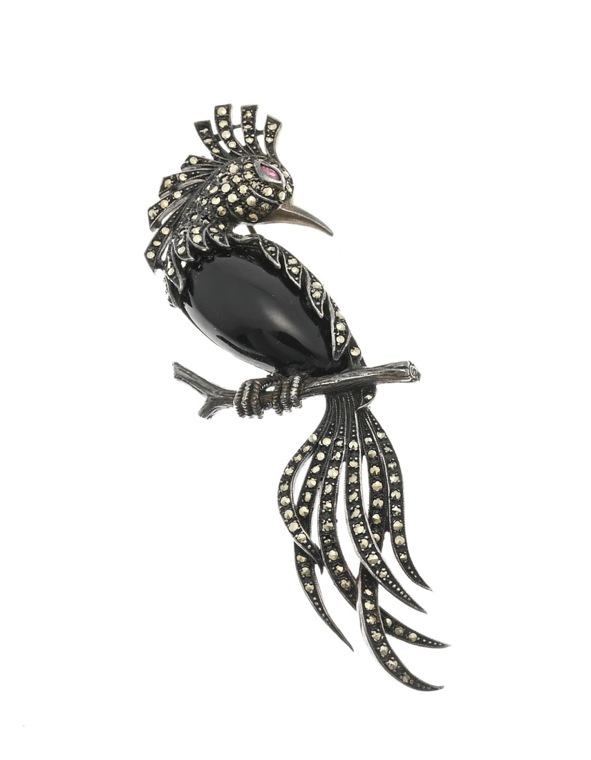Silver bird brooch: Silver brooch, 925/000, in the shape of a bird of paradise on a branch. The bird is decorated with onyx and many marcasite stones. 10x4cm. Approx. 28.6 grams. In good condition.