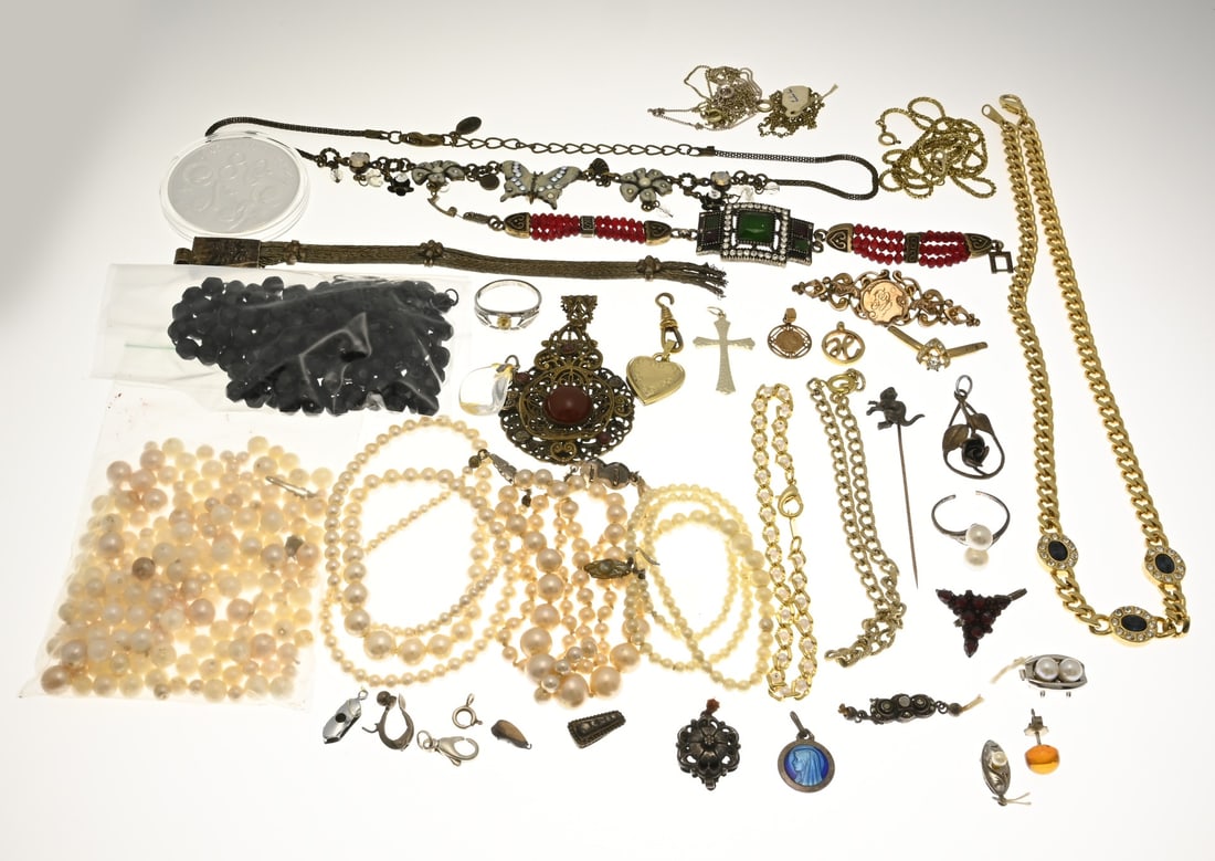 Lot of various jewelry: Lot of various jewelry with pearl necklaces, double necklaces and bracelets, various double pendants, some silver pieces and a bracelet with red and green stones. And a heavily silver-plated coin: 80