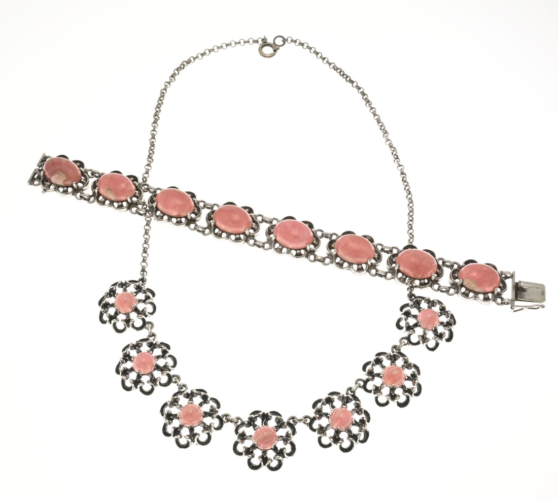 Silver choker and bracelet with rhodochrosite: Silver choker and bracelet, 835/000, with rhodochrosite. Choker with 7 flower-shaped elements in the center, ø 20 mm, set with a round rhodochrosite. 46 cm. And a bracelet with 8 oval flower-shaped e