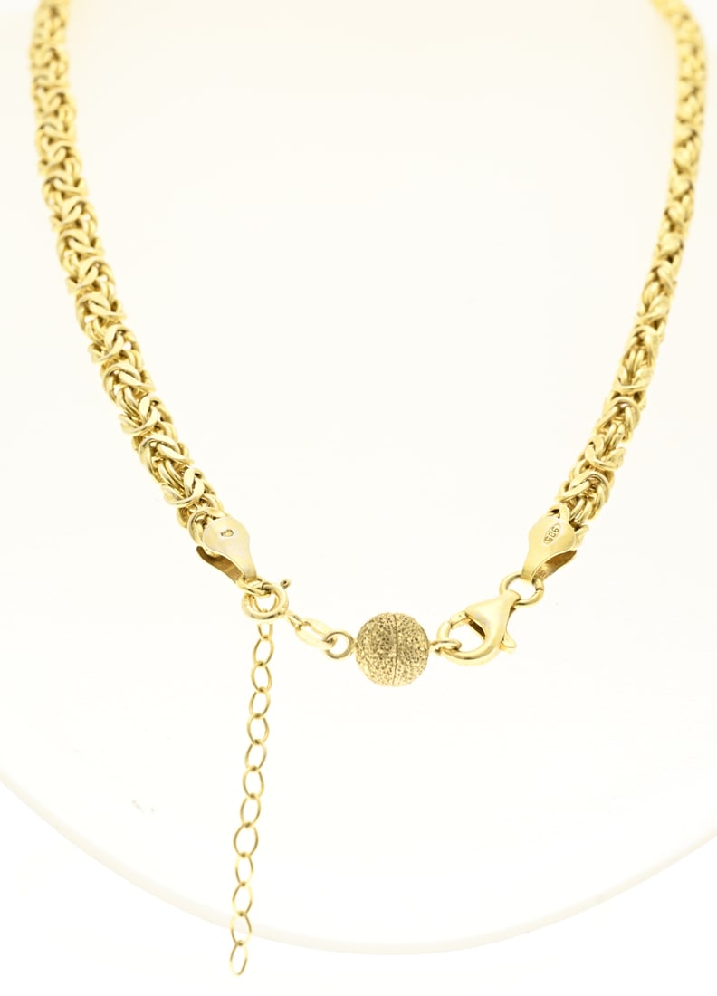 Gold on silver king's necklace: Gold on silver necklace, 925/000, with an oval king link with a lobster clasp, a magnetic clasp, and a spring eyelet. 42-47 cm. Width 6 mm. In good condition.