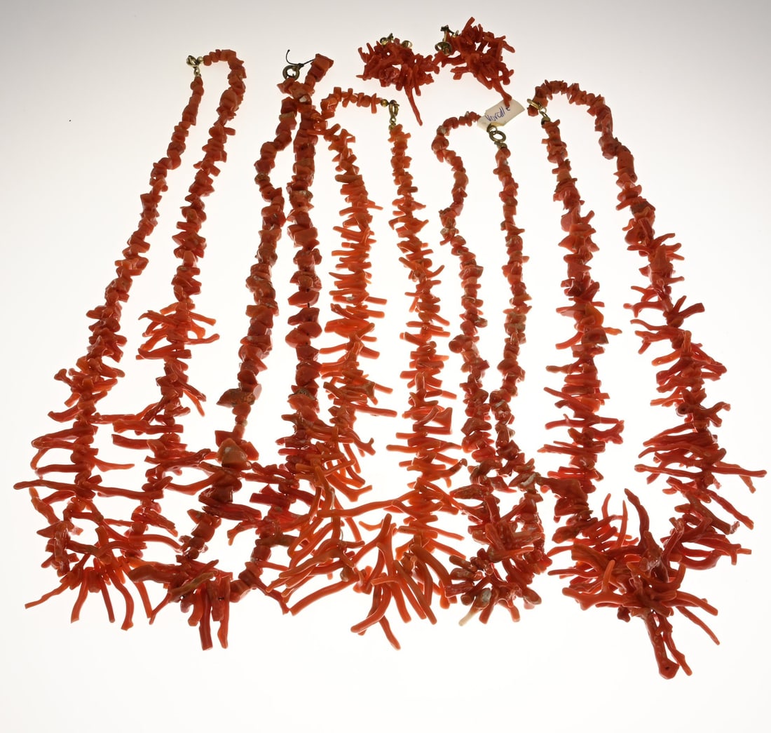 Lot of twig coral: Large lot of twig coral, with 5 necklaces and a pair of earrings. Total approx. 189 grams. 2-27 mm. In good condition.