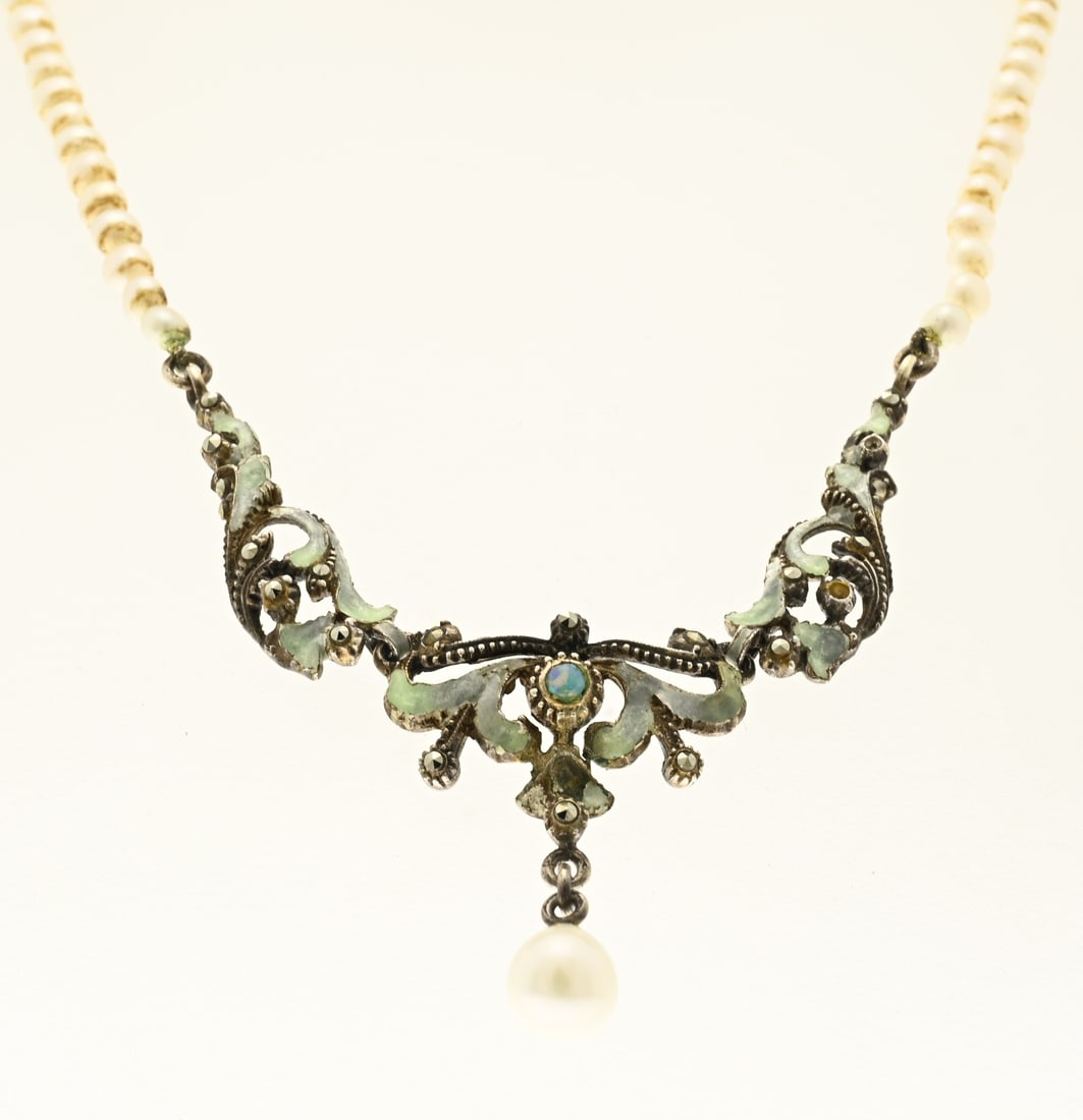 Pearl necklace with silver element: Pearl necklace of freshwater pearls with a silver element, Art Nouveau style, decorated with light green enamel work, marcasite stones, and a pearl. With a double lobster clasp. Length 40 cm. In good