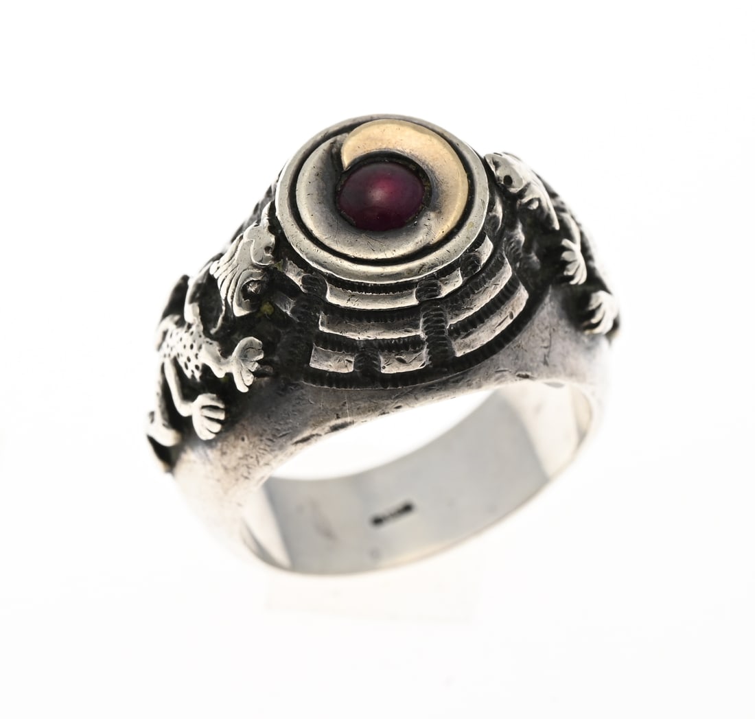 Silver ring: Large silver ring, 835/000, cachet model with worked sides decorated with lizards and a head with carving and a red stone and a gilded element. Engraved on the inside: Ich atme tief und ohne angst.