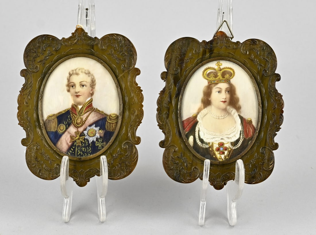 Miniature pendant, Lady + Gentleman: 2 x 19th-century miniature portraits in tortoiseshell frames. Noble lady and gentleman. Dimensions: H 9 x W 6.5 cm. In good condition.