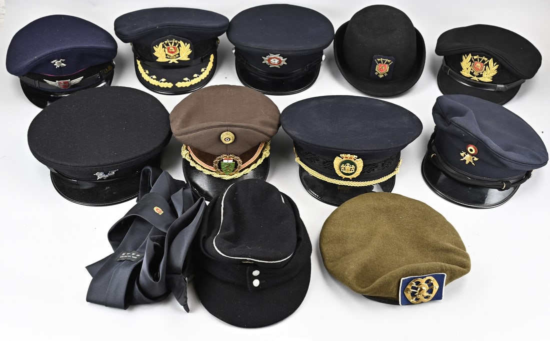 Lot of caps/berets (11x): Lot of old caps/berets. Most are from the fire department. Quantity: 11 pieces. In good condition.