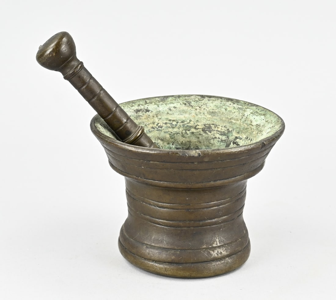 Bronze mortar + pestle: Antique bronze mortar and pestle. 17th century. Dimensions: 11.5 x Ø 15.7 cm. In good condition.
