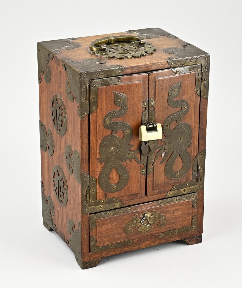 Chinese cabinet/jewelry box: Old Chinese hardwood cabinet with drawers behind the doors and brass fittings with dragons. Dimensions: 27 cm. In good condition.