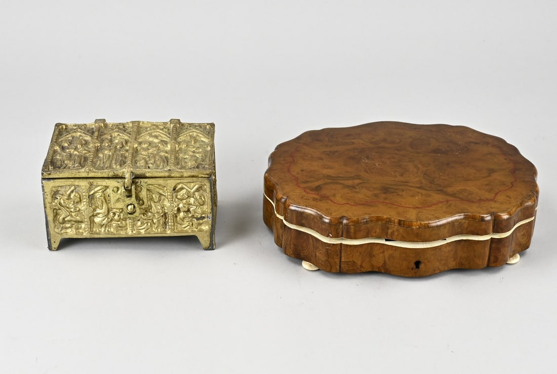 2x Antique lidded box: 2x Antique lidded box. 1x Bronze, Neo-Gothic. 1x Burr walnut, contoured. Dimensions: 14 x 22 cm. In good condition.