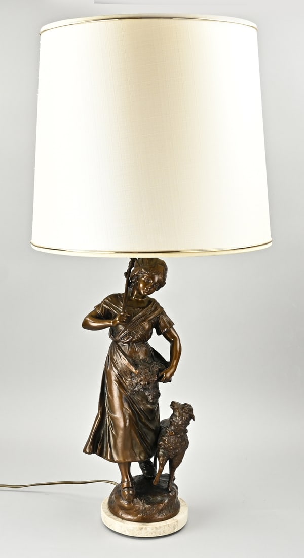 Figurative lamp, H 85 cm.: Old/antique lamp base with shepherdess and sheep. Composite metal. 20th century. Dimensions: H 85 cm. In good condition.