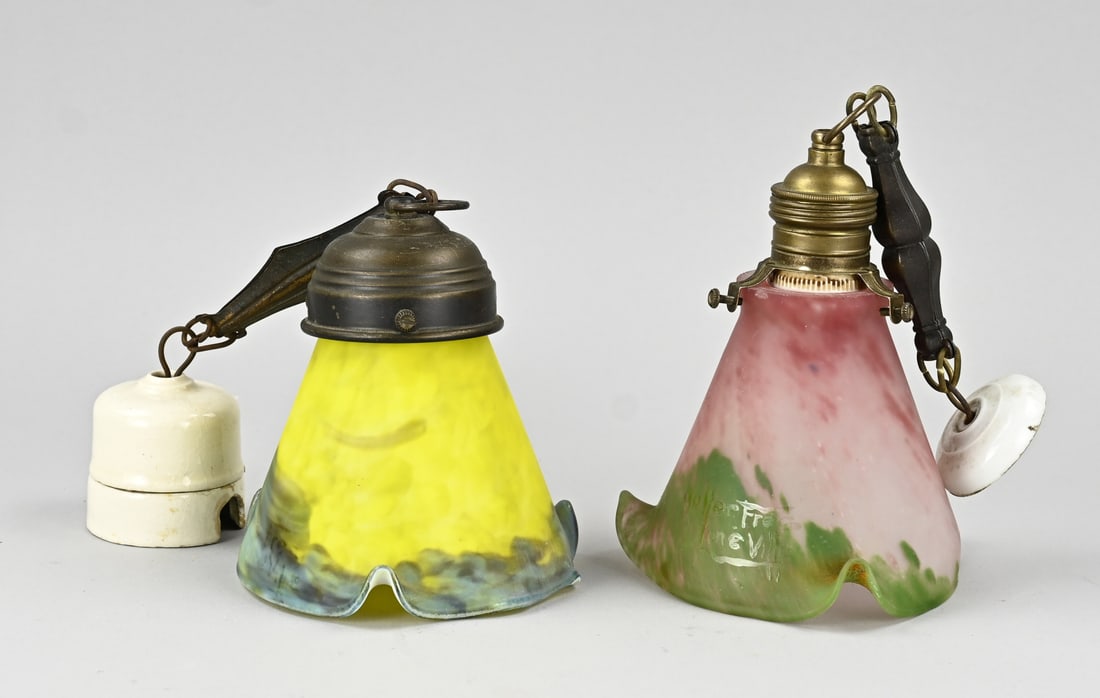 2x Muller Frères Lunéville lamp: Two antique French Muller Frères Lunéville glass lamps. Art Nouveau. Circa 1900. Dimensions: 17 x Ø 12 cm. In good condition.