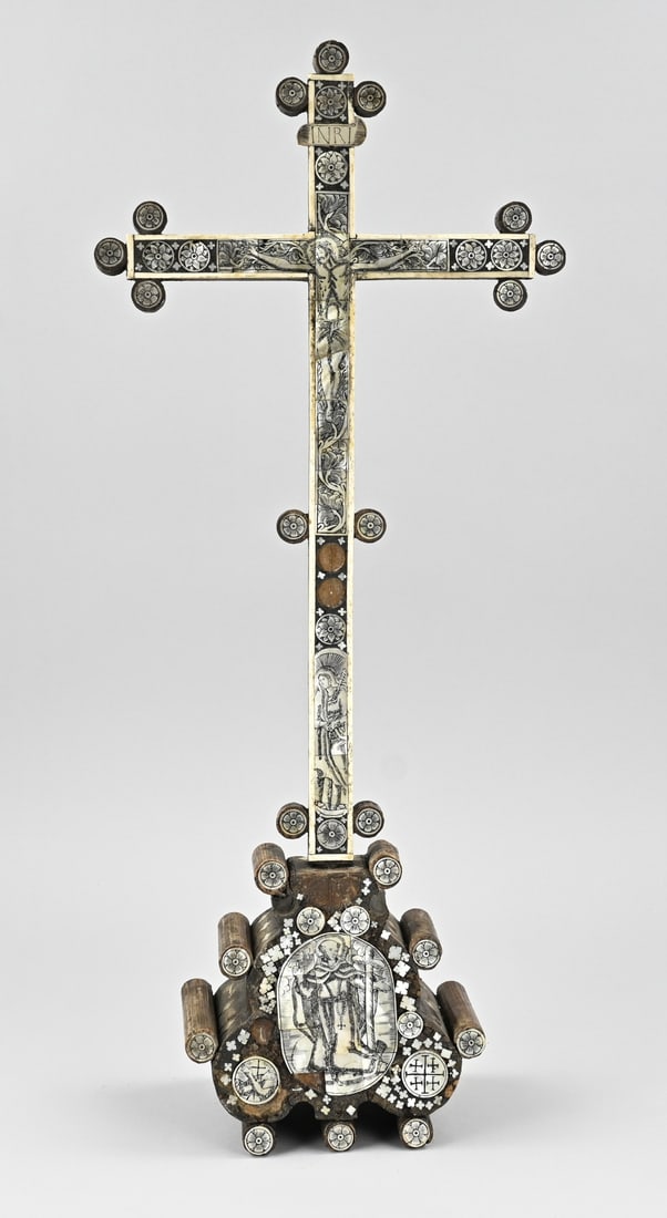 Jerusalem Holy Cross, H 64 cm.: 18th-century Pilgrim Jerusalem Holy Cross, inlaid with mother-of-pearl. Something is missing. Dimensions: H 64 cm. In fair/good condition.