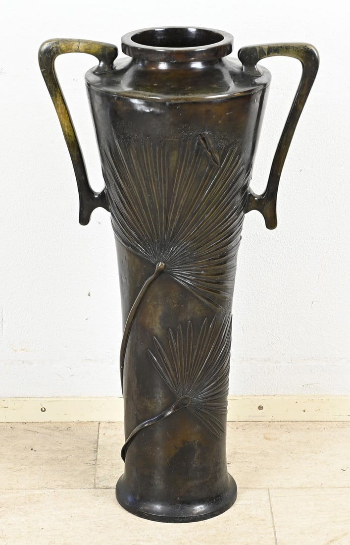 Bronze vase in Art Nouveau style, H 93 cm.: Bronze ear vase in Art Nouveau style, with floral decoration. 20th century. Dimensions: H 93 cm. In good condition.