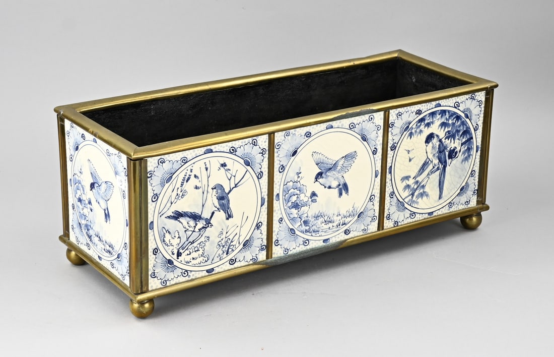 Planter with tiles - 2