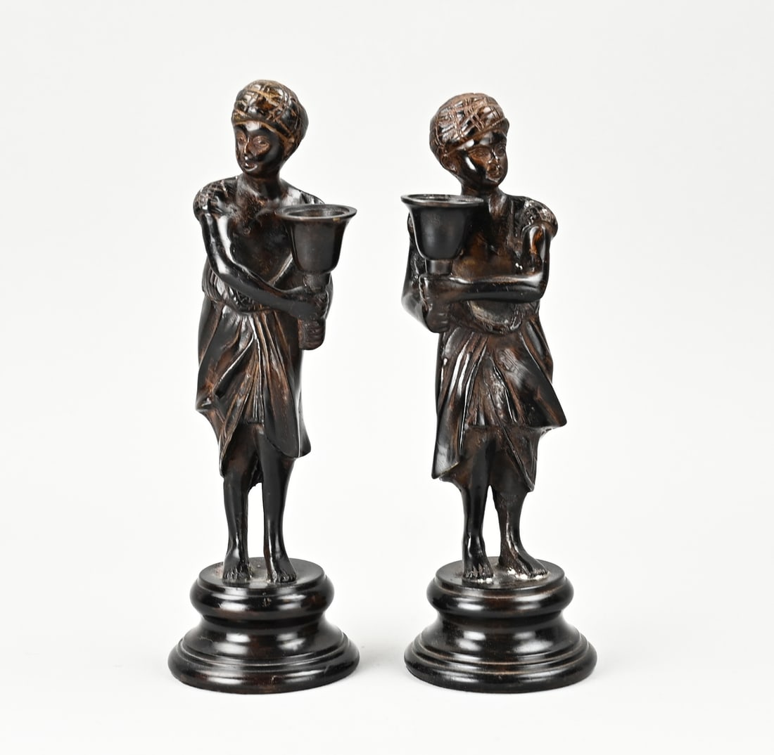 2x Bronze candlestick, H 24.5 cm.: Two bronze candlesticks with figures wearing turbans. Second half of the 20th century. Dimensions: H 24.5 cm. In good condition.