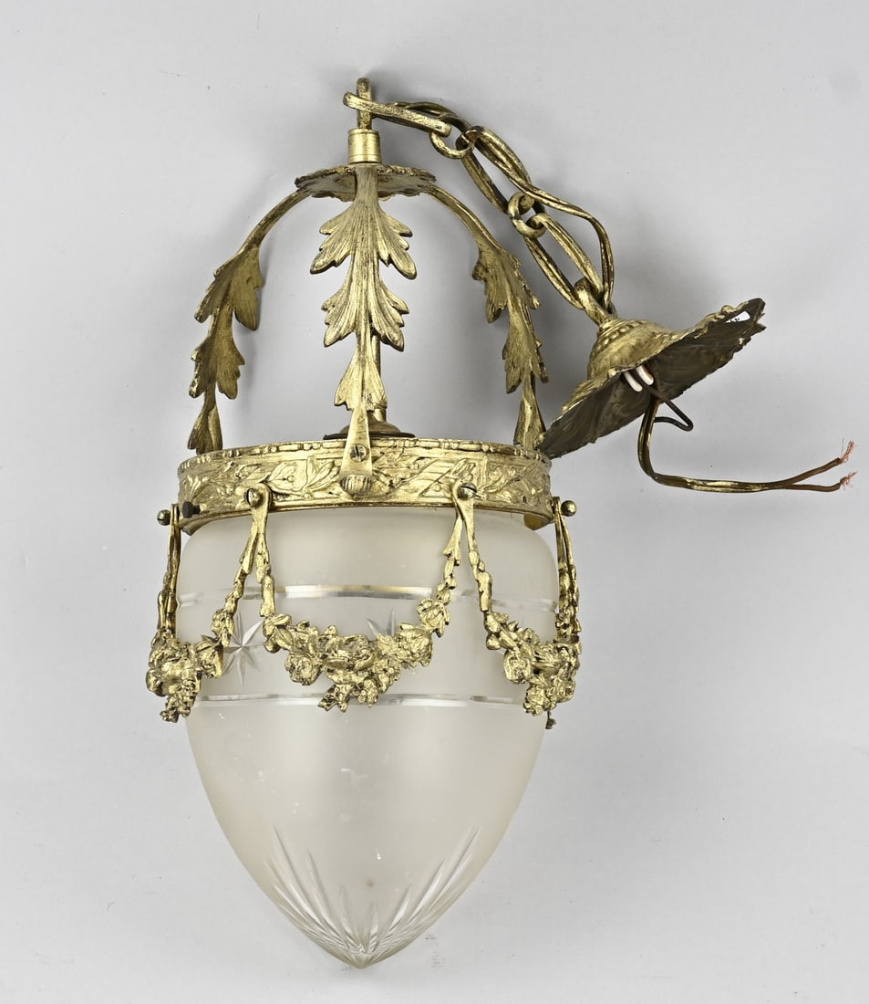 Antique pendant lamp, 1900: Antique, brass-plated pendant lamp with frosted glass shade. Circa 1900. Dimensions: 40 x Ø 17 cm. In good condition.