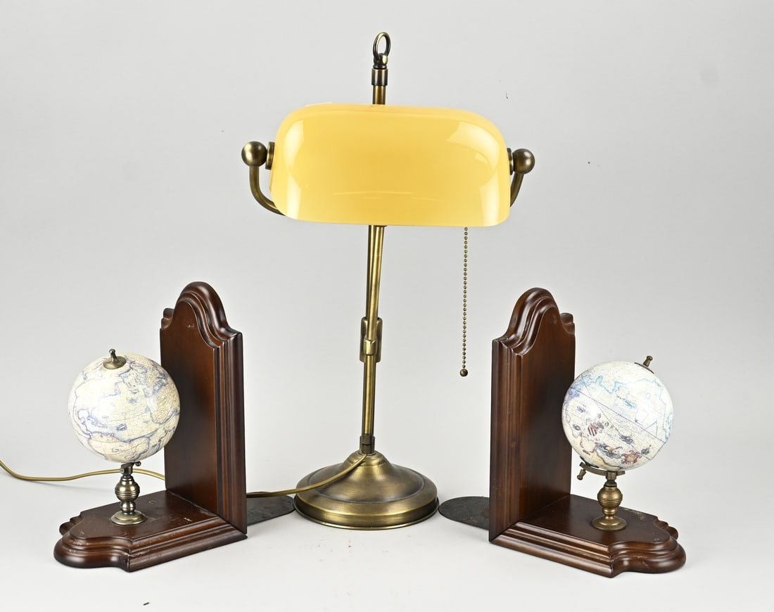 3x Miscellaneous, Lamp + 2x bookends: Three miscellaneous pieces. Consisting of: 2x Globe bookends. 1x Desk lamp with glass shade. Second half of the 20th century. Dimensions: 27 - 47 cm. In good condition.