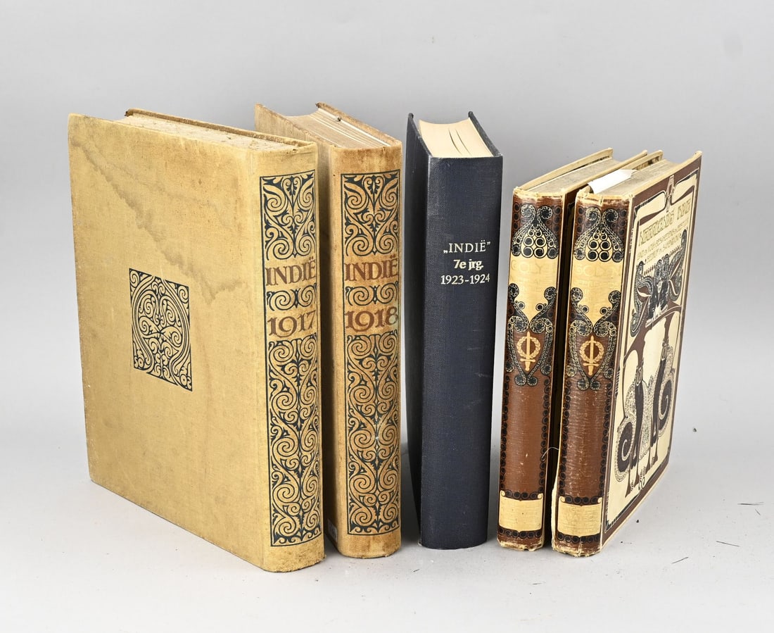 Lot of antique books (India) 5x: Lot of antique books about the Dutch East Indies. Circa 1900. Quantity: 5x. Including: 2x Illustrated Weekly Magazine The Netherlands and the Colonies, Joh. Enschede & Zonen. 2x Dutch East Indies, pub