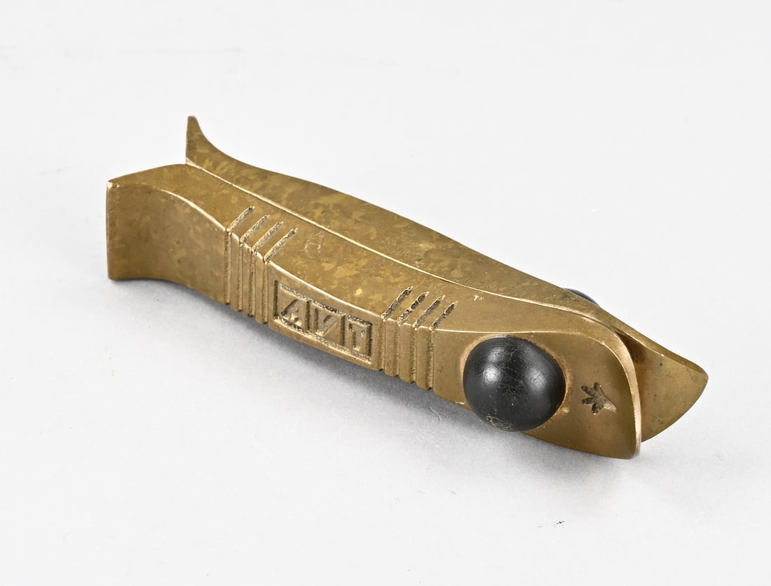 Bronze statue/object: Unknown bronze Art Deco object. Marked AVT. Circa 1930. Dimensions: 12 cm. In good condition.