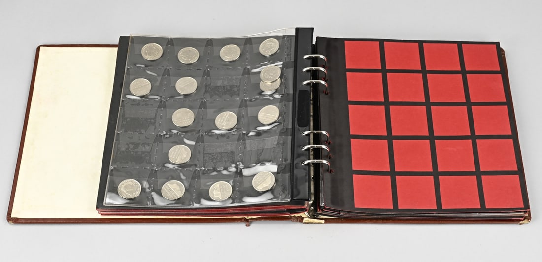 Coin collection album: Coin collector's album with Dutch coins. Including Juliana, Beatrix, etc. Cents, dimes, quarters, five cents, guilders, rijksdaalders, five guilders, as well as four antique coins. Silver coins: 14x G