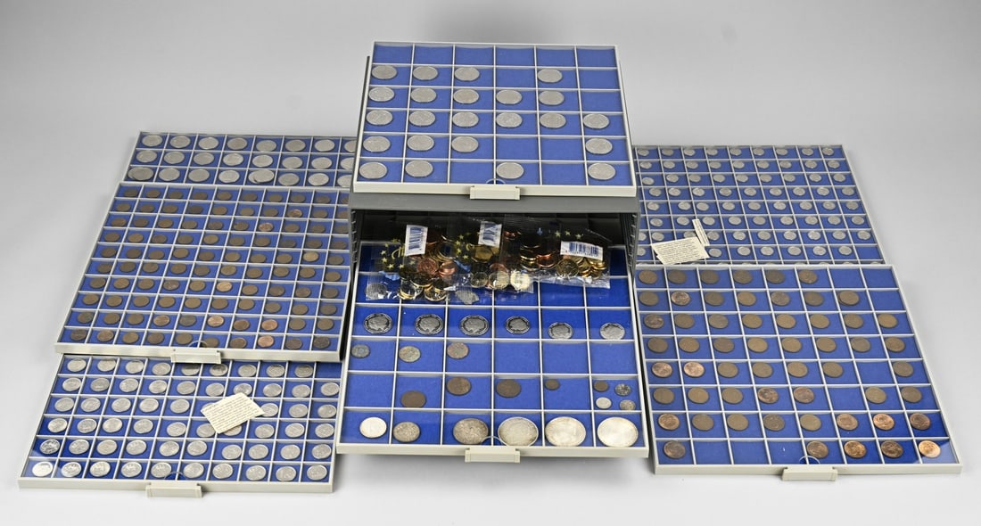 Coin collection (miscellaneous): Coin collection in a chest of drawers. Including, among other things, three bags of Euro coins of 11.35 each. Many guilders, including 2.5 guilders, 0.25 cents, 0.10 cents, 0.5 cents, and 0.1 cents. T