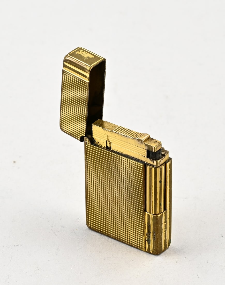 Dupont lighter: Gold-plated St Dupont lighter with checkered guilloche finish. No.: 14LHV96. 33x55x12mm. Clear signs of use, worn.