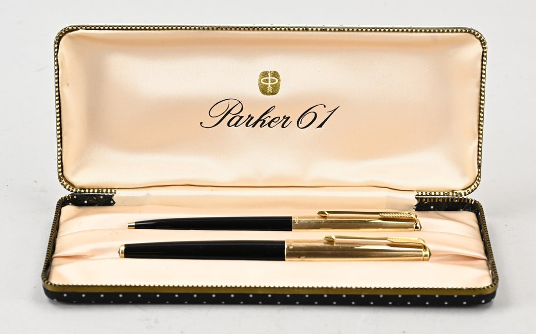 Parker 61 pen set: Parker 61 pen set in a slipcase. Ballpoint pen and fountain pen with a gold-plated cap, 12 ct., decorated with line work. 13 x 13.5 cm. In original slipcase. In good condition.