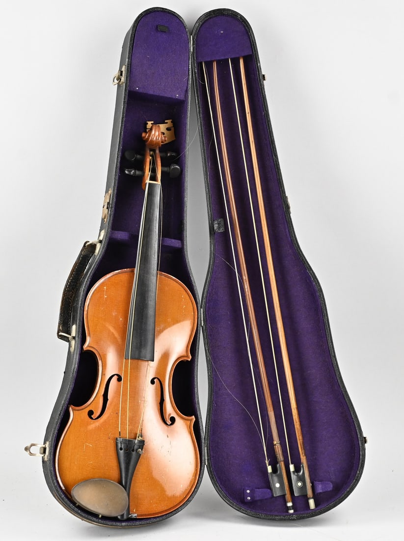 Antique violin (1 of 2)