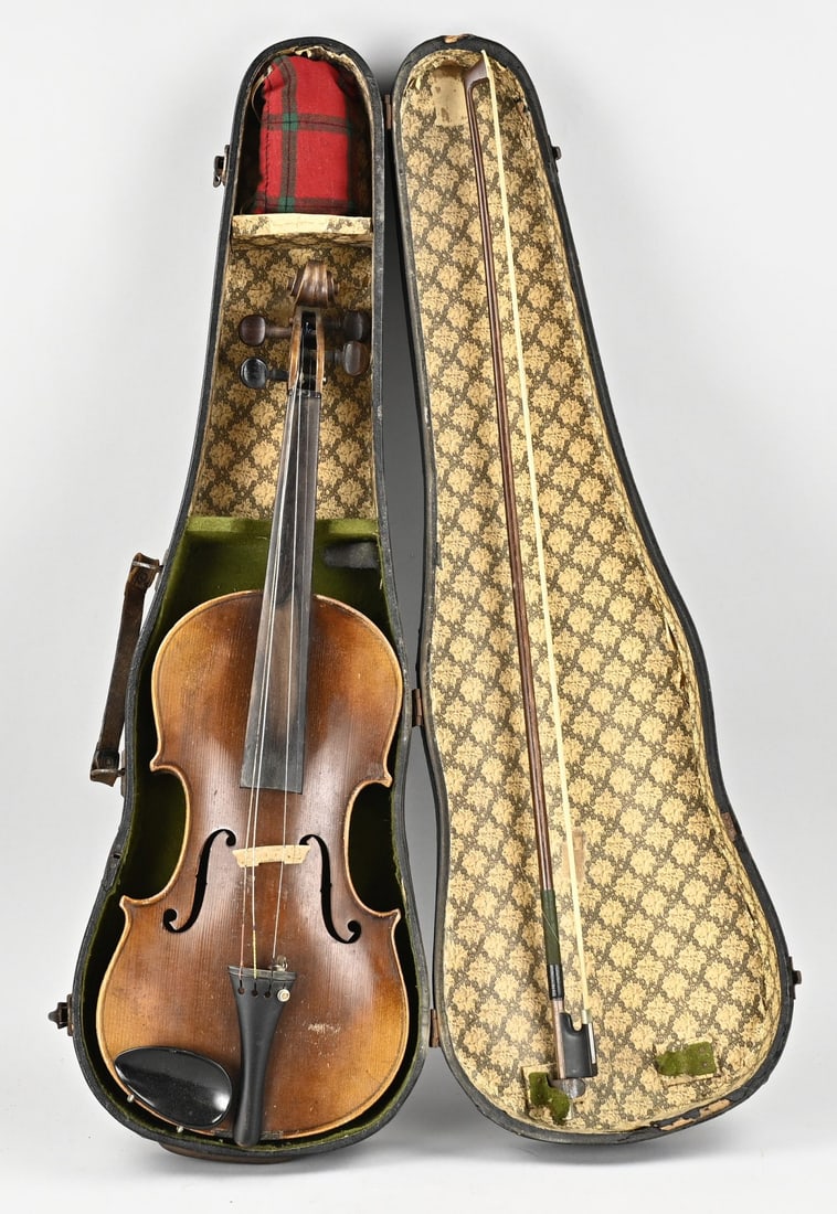 Antique violin, 1920: Antique German violin with label Antonius Stradivarius. Circa 1920. Dimensions: 61 cm. In good condition.