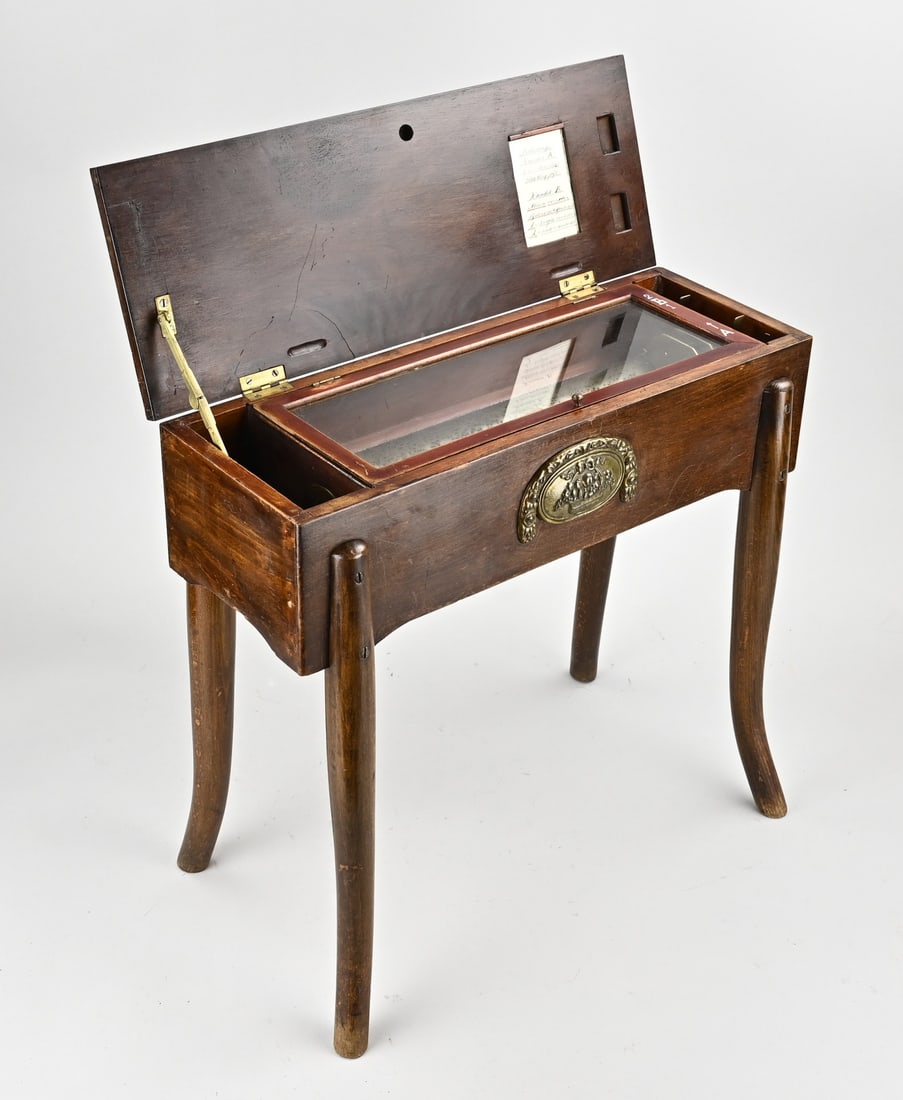 Swiss music box: Antique Swiss music box, with various melodies, later fitted with high legs, plays well. Mechanism produces sound at the gears. 19th - 20th Century. Dimensions: 47 x 51 x 19 cm. In good condition.